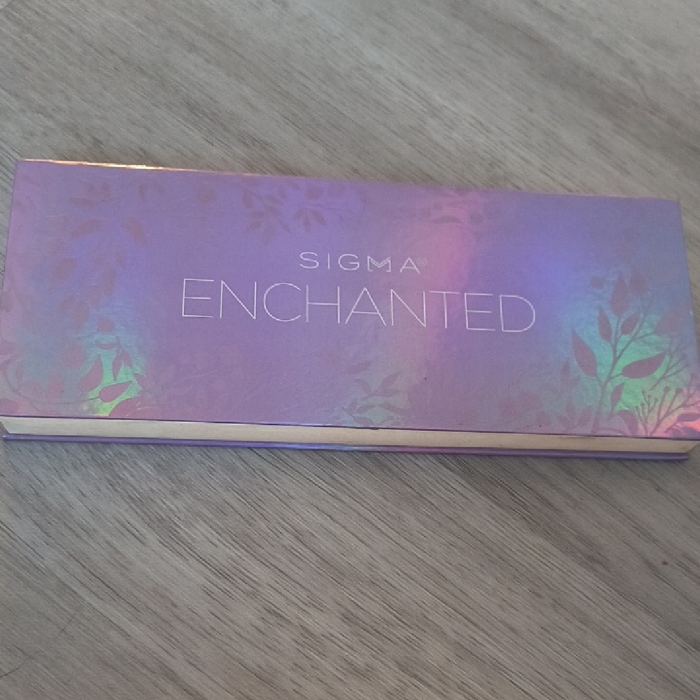 Sigma Beauty Holographic Lavender Palette with Gold & Purple Accents